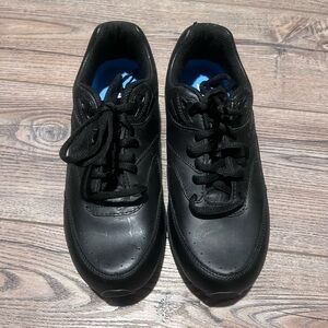 Black Etonic women’s walking sneakers size 8